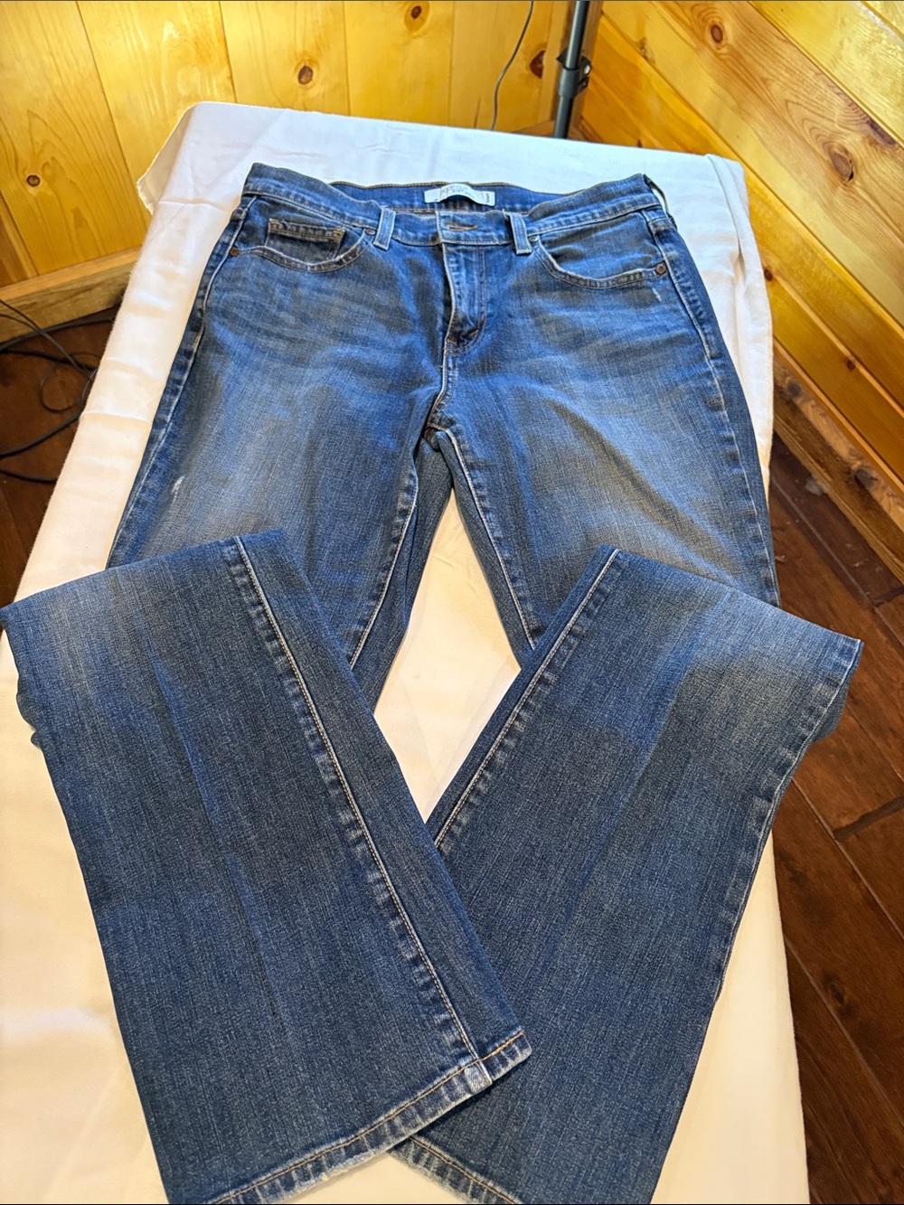 Levi's Women's Flare Jeans in Medium Blue Wash
